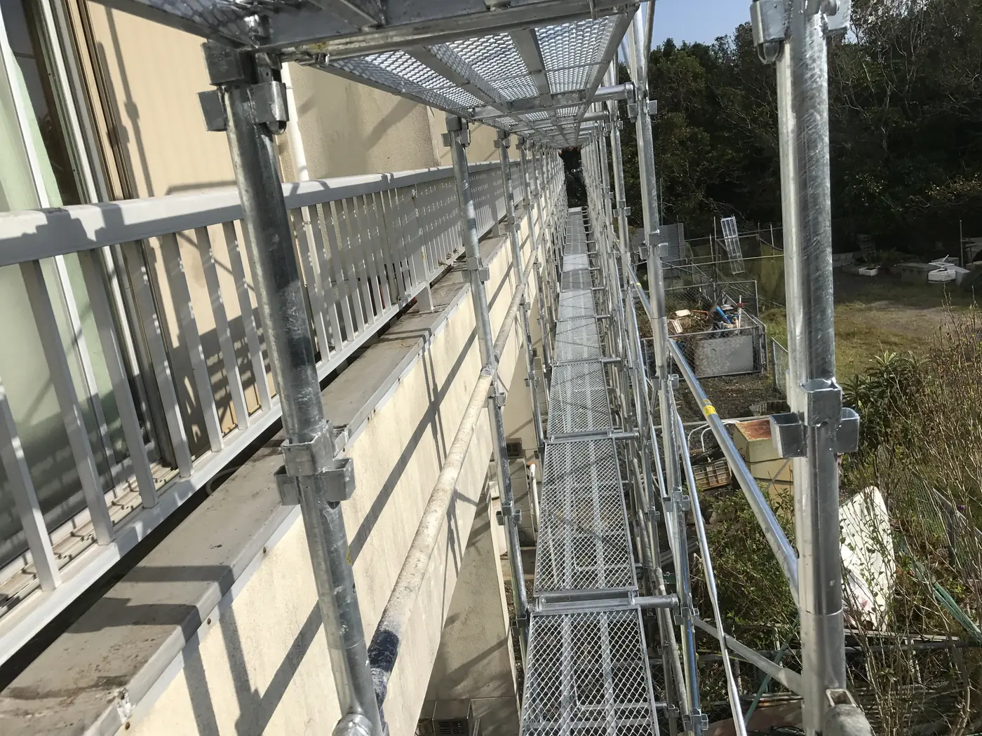 志摩市 市営住宅の足場工事 3